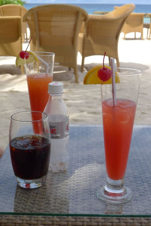 Cocktails am Pool Kuramathi Maldives
