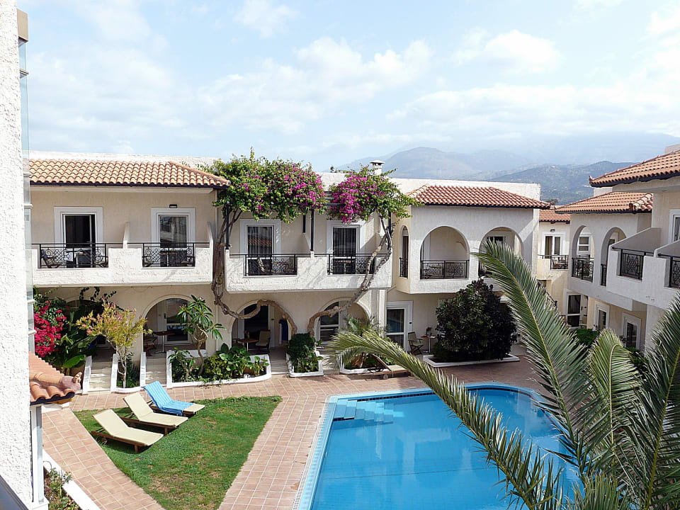 Pool im Innenhof mit Zimmern Hotel Little Inn