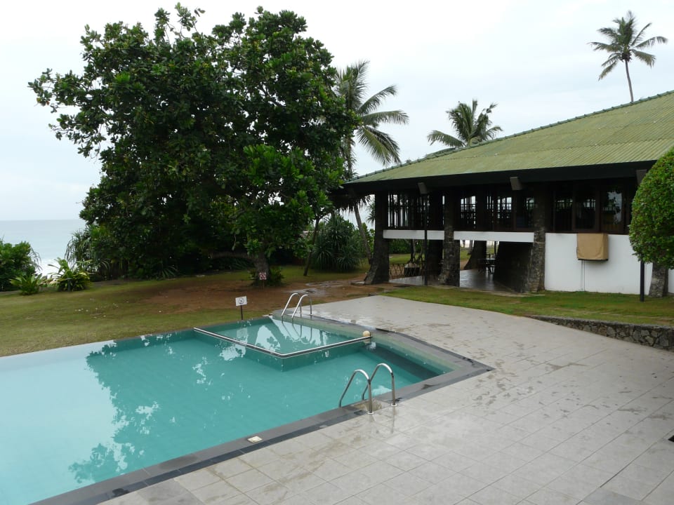 Pool mit Speisesaal im Hintergrund Hotel Koggala Beach