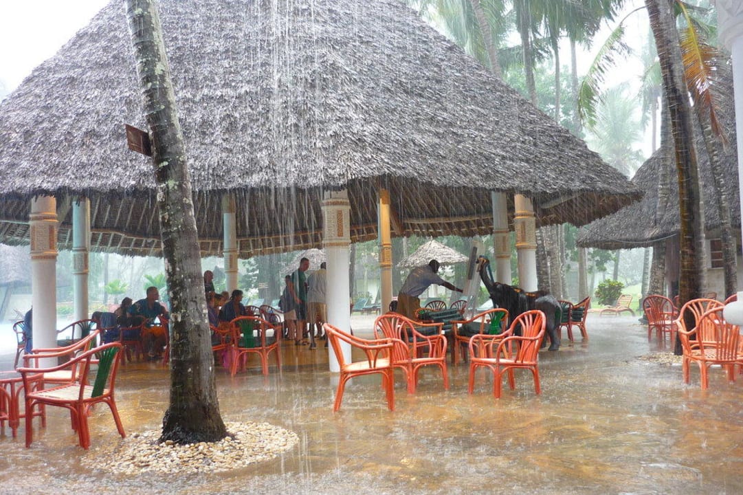 Regen im August Neptune Village Beach Resort & Spa