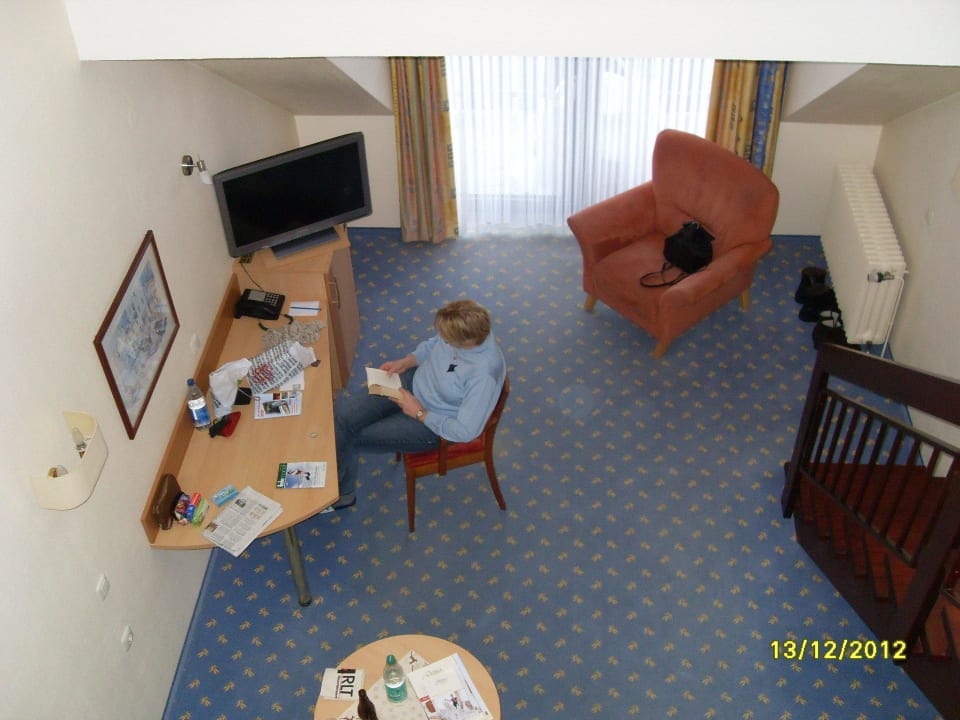 Blick vom Schlafbereich ins Wohnbereich Göbel's Seehotel Diemelsee