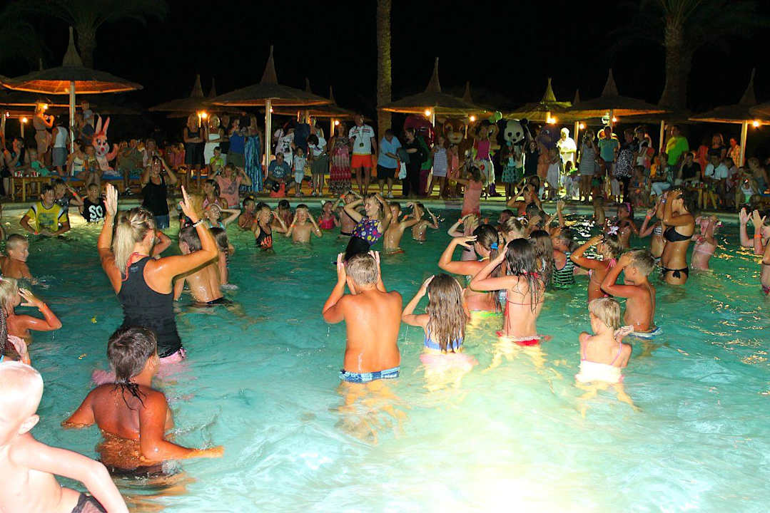 Анимация в бассейне Beach Albatros Resort