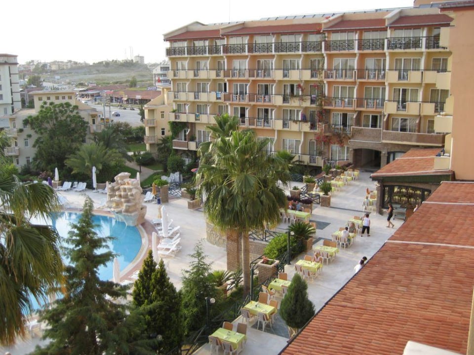 Blick auf einen Teil der Gastronomie Seaden Corolla Hotel