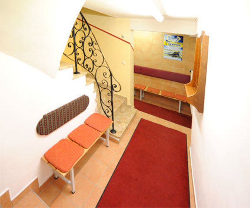 Treppe bzw. Lift direkt in den Skikeller Hotel Unterellmau