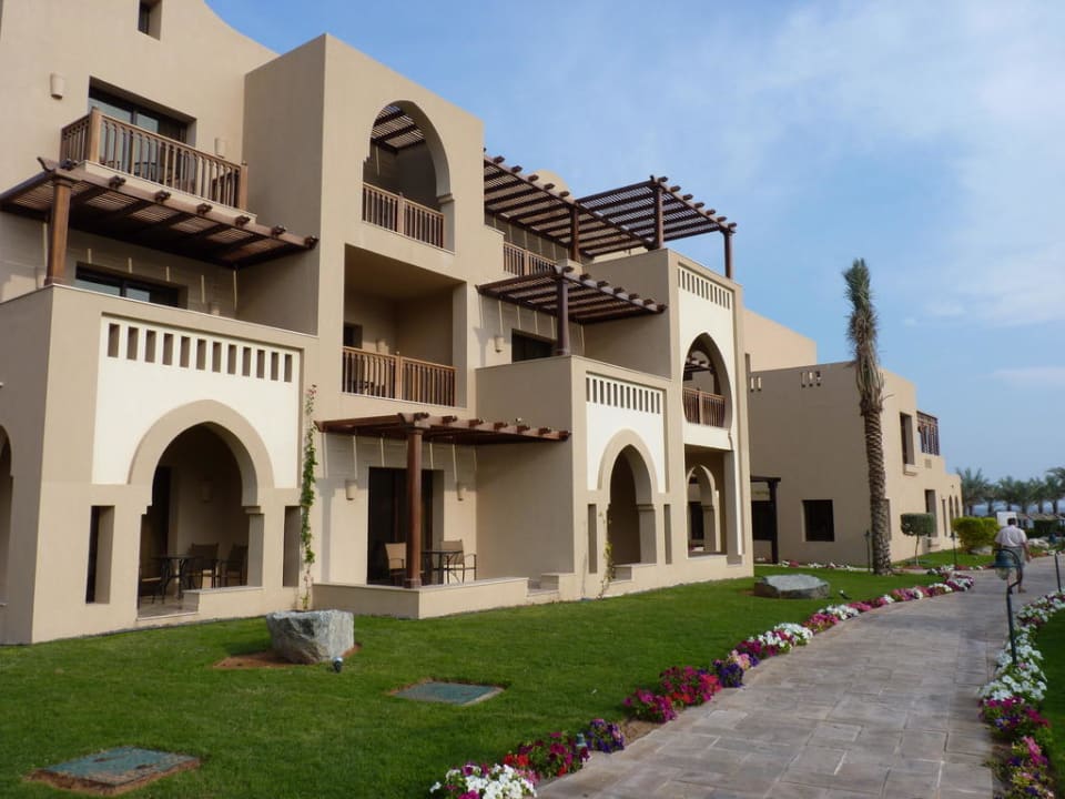 3 geschossige Hotelanlage Miramar Al Aqah Beach Resort