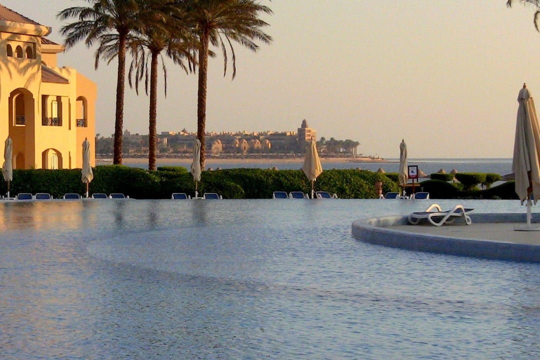 Вид через бассейн Cleopatra Luxury Resort Makadi Bay