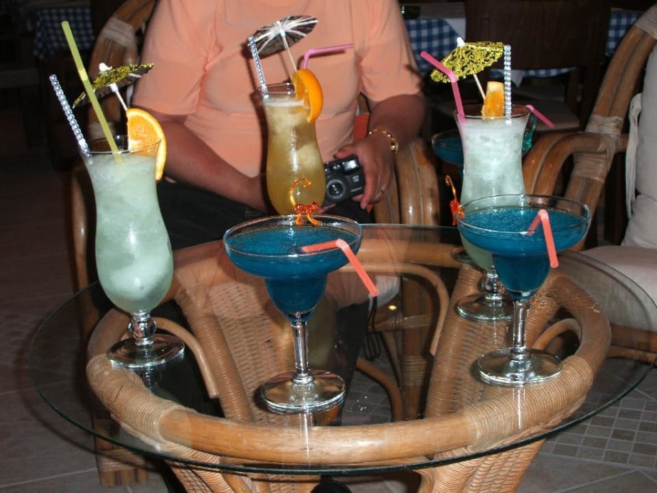 Cocktails an der Beach-Bar The Ixian Grand & All Suites