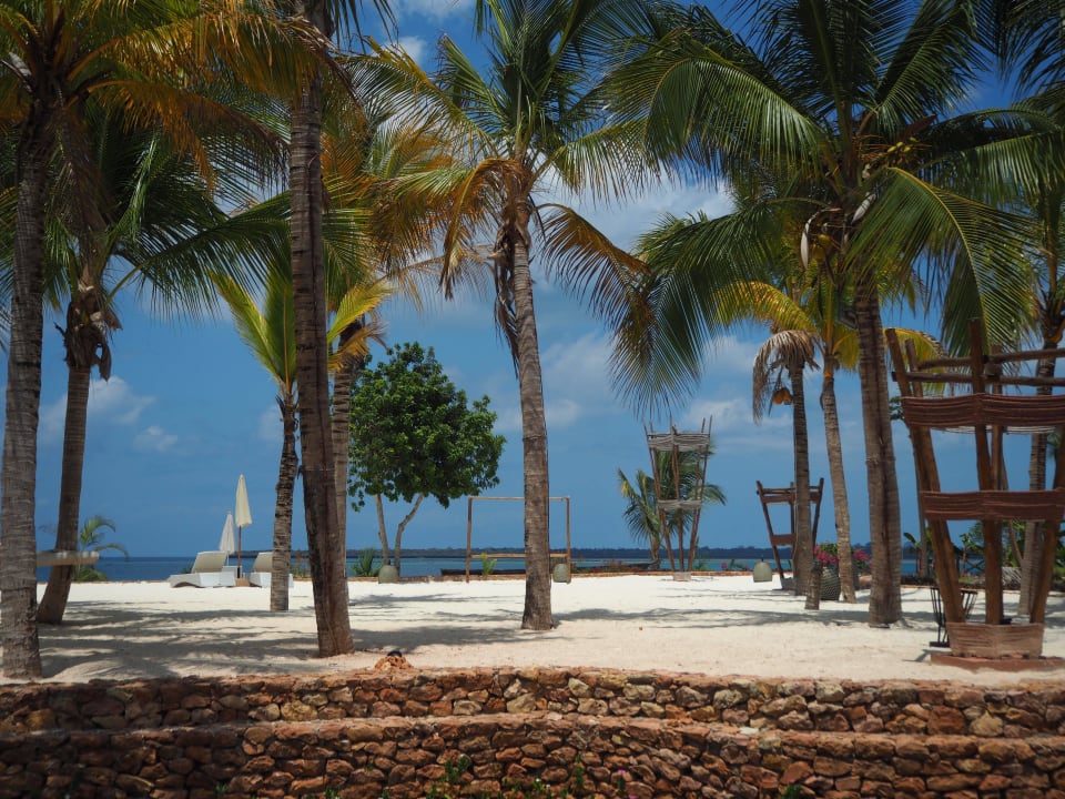 Hochgelagerter Strandabschnitt mit Betten Fruit & Spice Wellness Resort