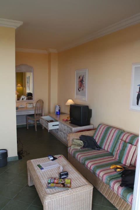 Sitzgelegenheit, Kommode und TV Abora Buenaventura by Lopesan Hotels