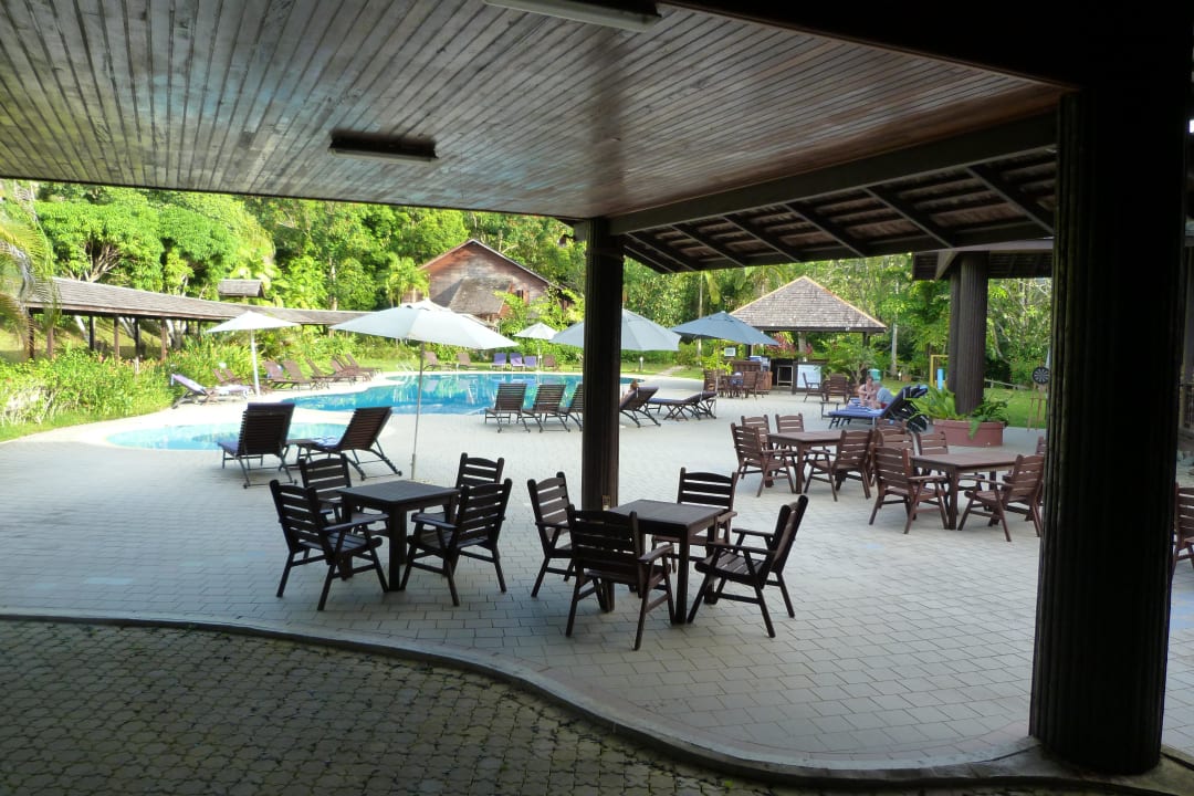 Außenbereich mit Blick auf den Pool Aiman Batang Ai Resort & Retreat