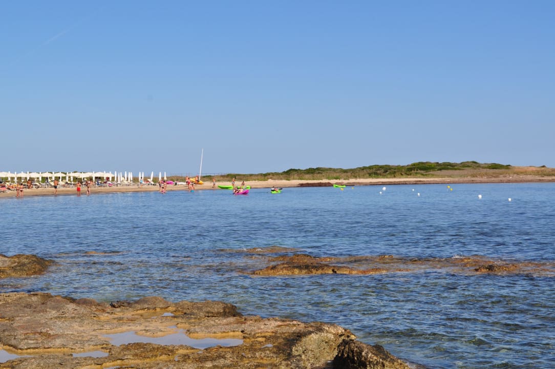 Hoteleigener Strand mit Plastikbooten Riva Marina Resort - CDSHotels