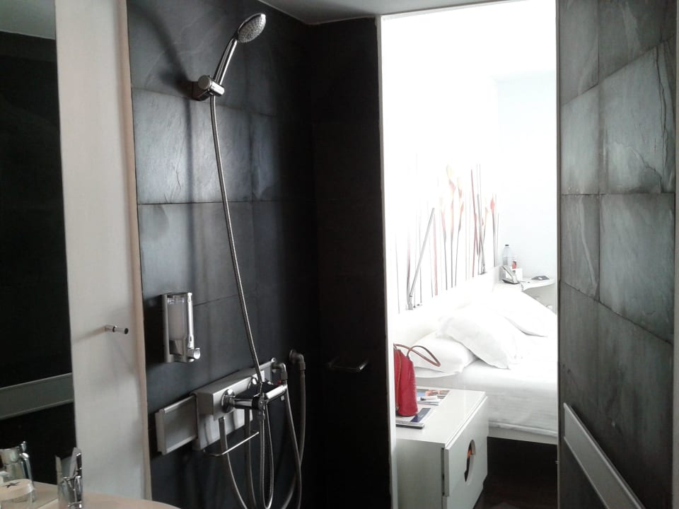 Offene Dusche mit Blick ins Zimmer Iberostar Waves Bahia de Palma