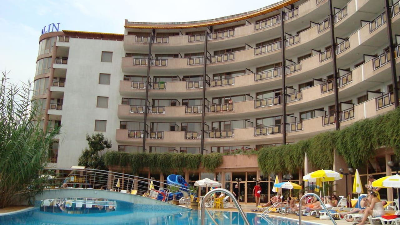 Blick vom Pool auf das Hotel Berlin Green Park