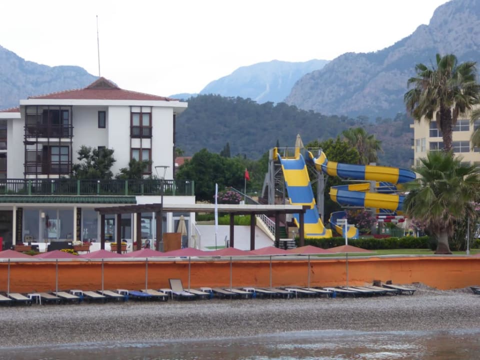 Widok na plażę i zjeżdzalnie AQI Hydros Club