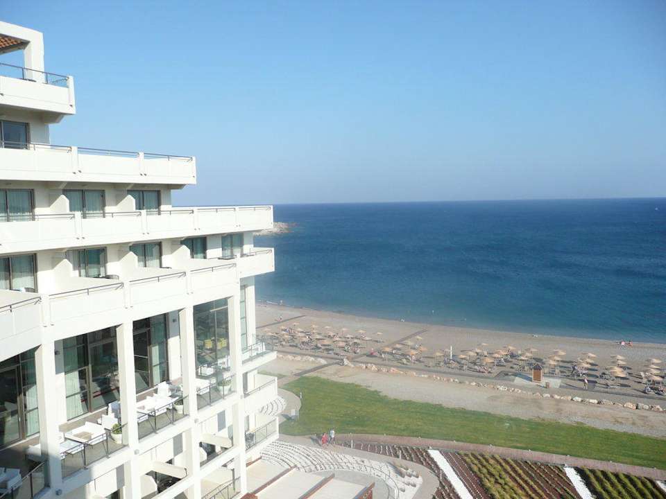 Blick auf Bar und Meer Elysium Resort & Spa Hotel