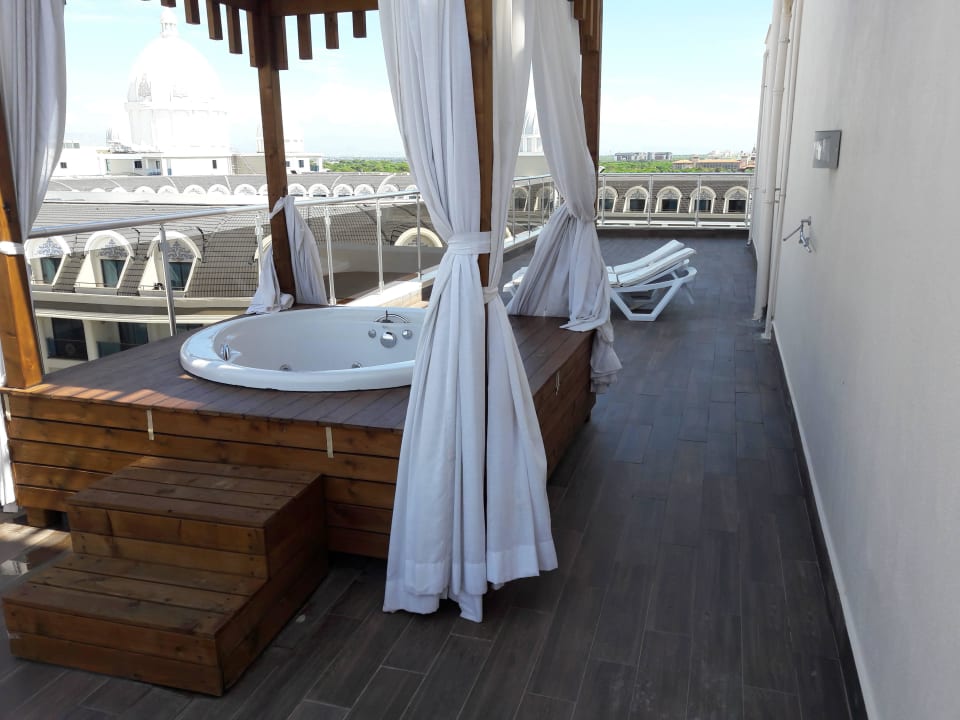 Terasse mit Jacuzzi Saturn Palace Resort Hotel