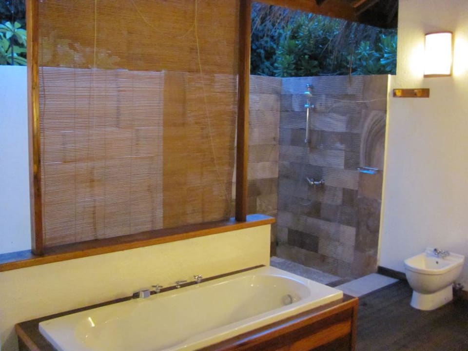 Bad im Freien Palm Beach Resort & Spa Maldives