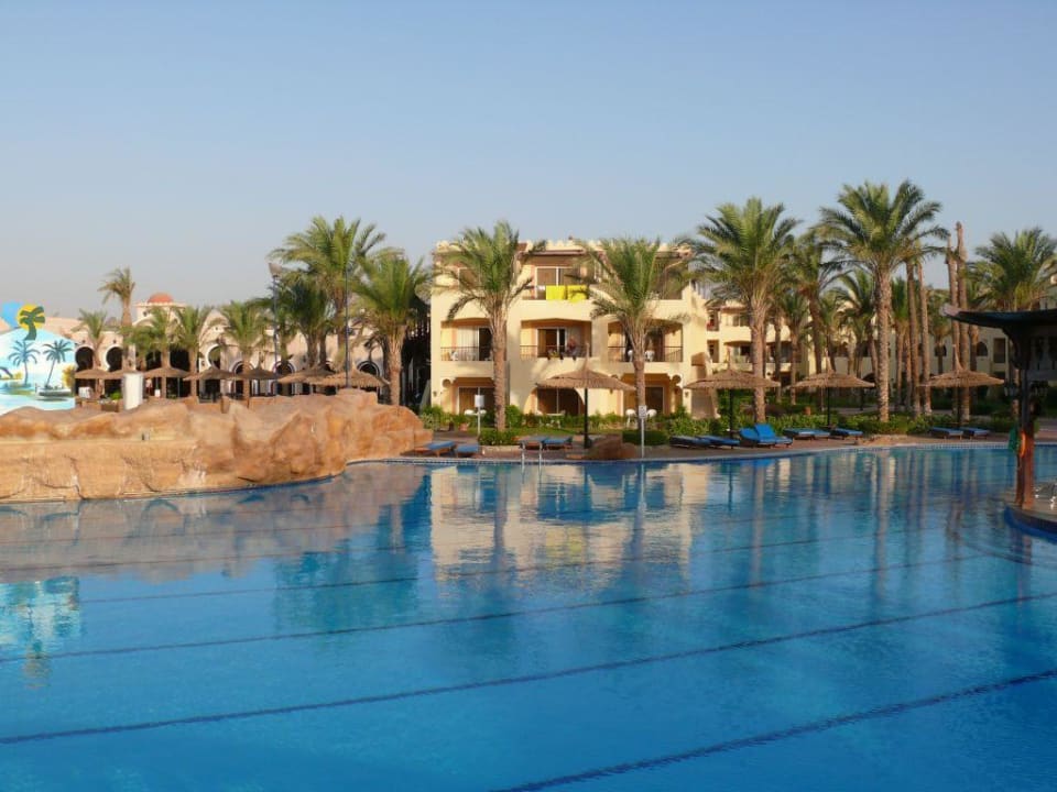 Basen, w tle bungalowy Sea Beach Edge By Rotana