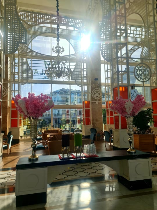 Lobby Well Palace Side