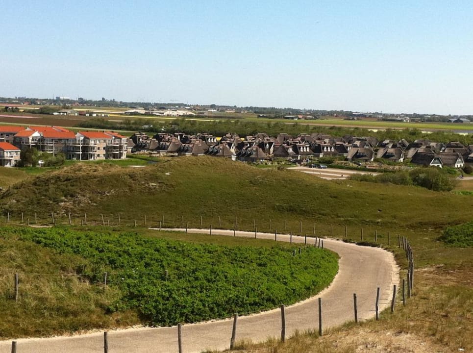 Blick vom Strand auf die Anlage  Dormio Villapark Duynzicht