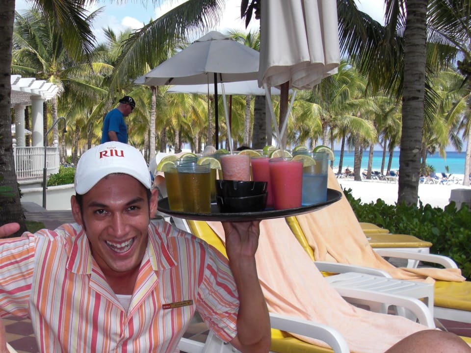 Von freundlichen Kellnern verwöhnt Hotel Riu Palace Riviera Maya