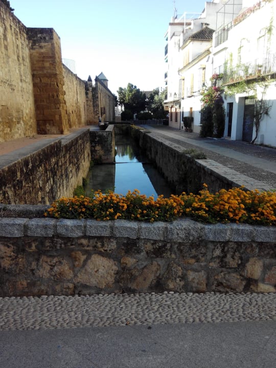 La muralla y el canal junto al hotel NH Collection Amistad Córdoba