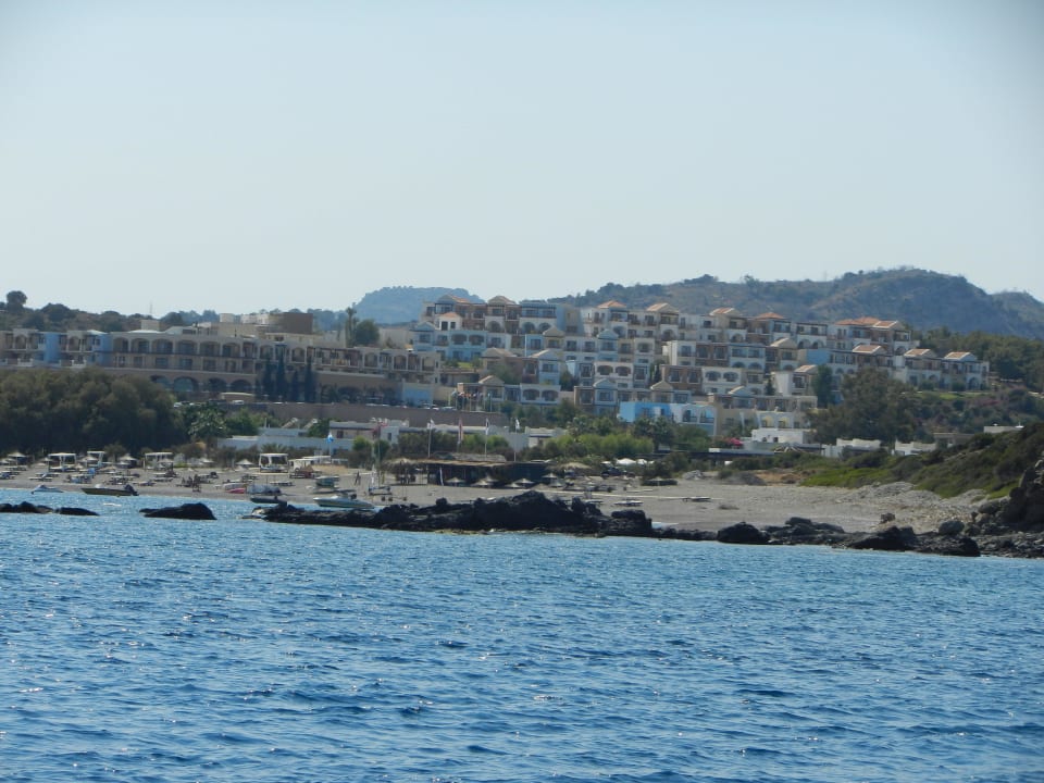 Blick vom Meer aufs Hotel und Strand Lindos Imperial Resort & Spa