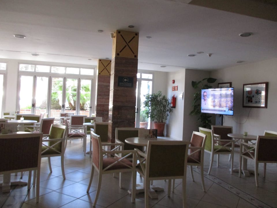 Sitzmöglichkeiten und Fernseher  allsun Hotel Cristóbal Colón