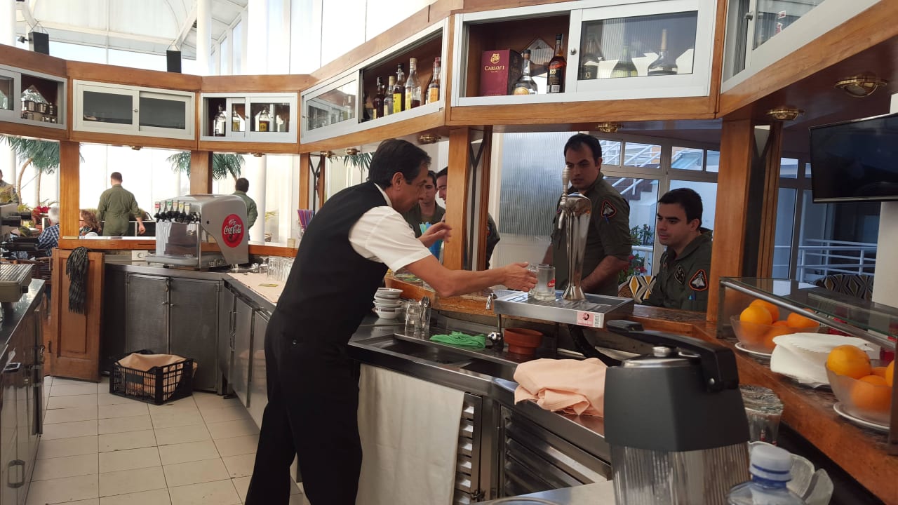 Bar-Keeper versorgt Gäste Bull Astoria