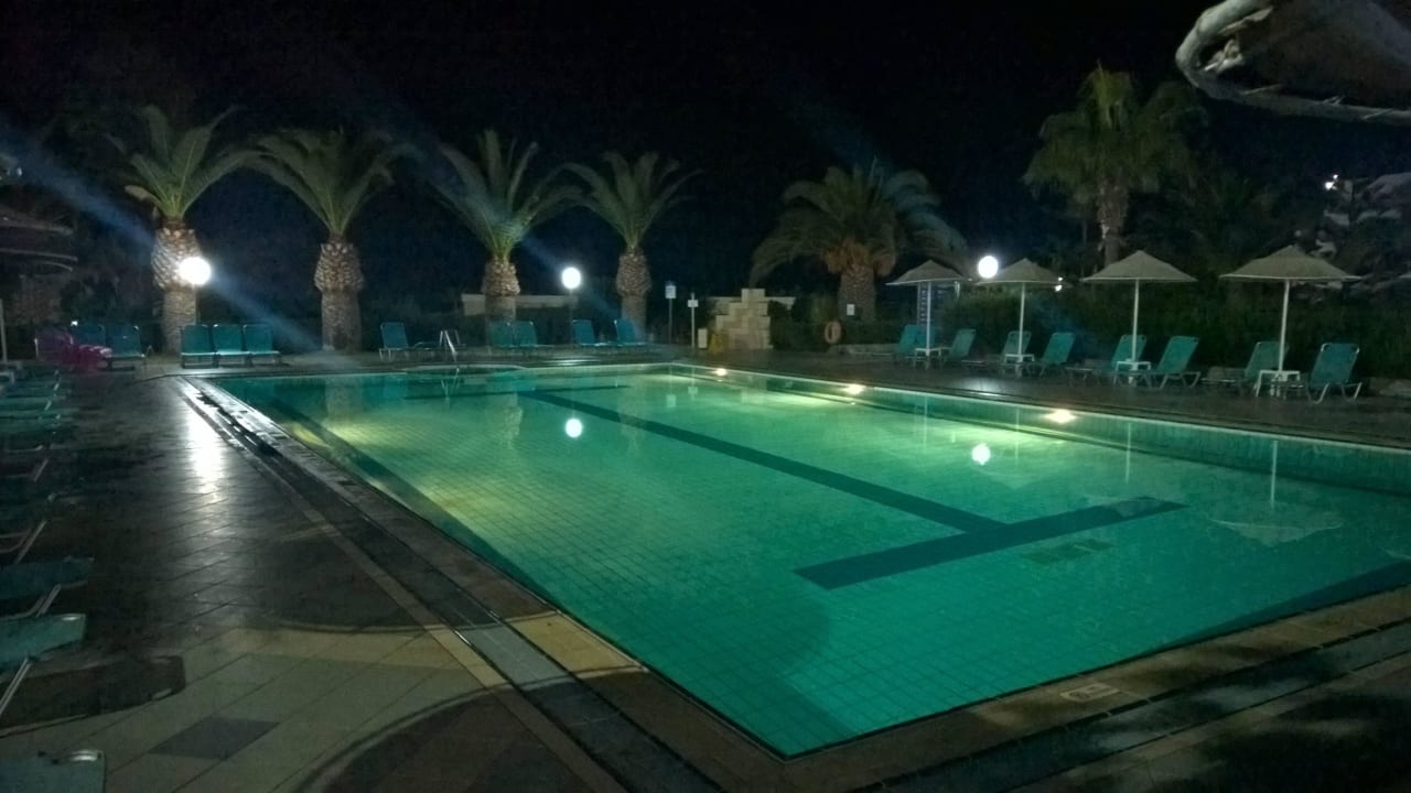 Poolanlage bei Nacht Iberostar Waves Creta Panorama & Mare