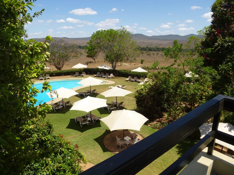 Blick auf die Anlage/Pool Taita Hills Safari Resort & Spa
