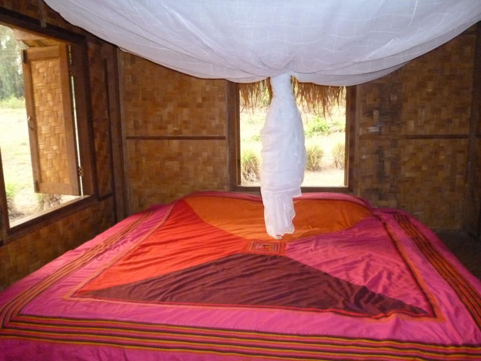 Das Bett mit direktem Blick in den Dschungel Hotel Lisu Lodge