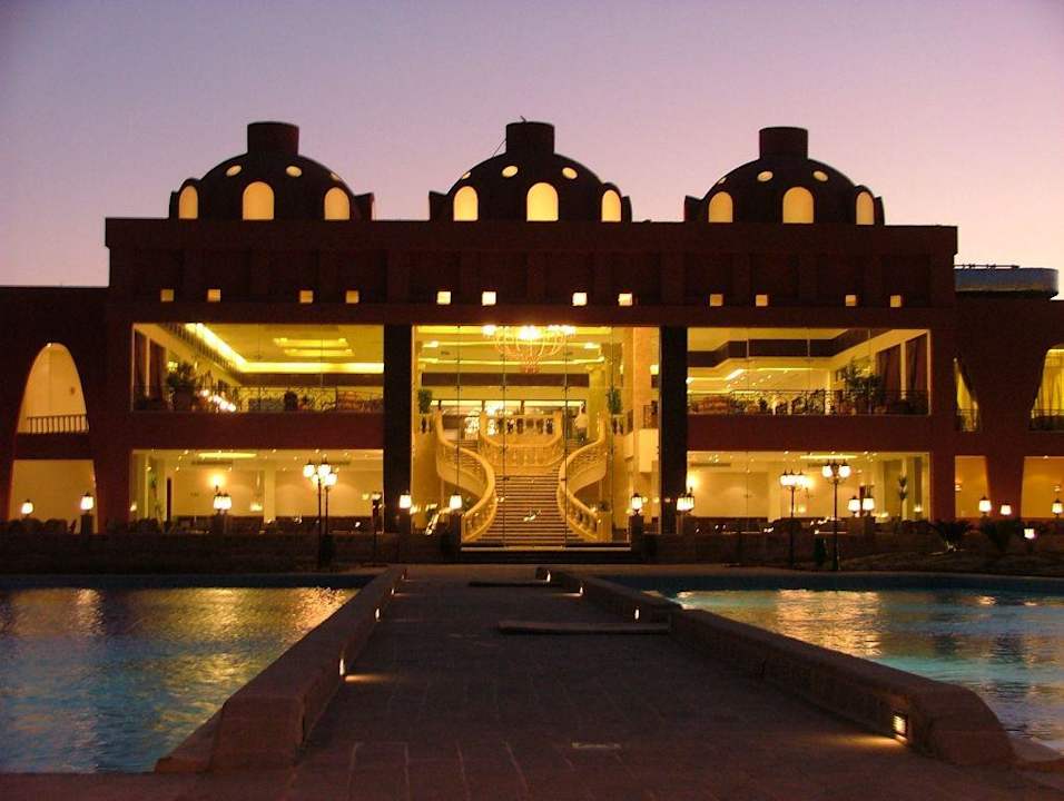 Das ist das Hauptgebäude Titanic Beach Spa & Aqua Park