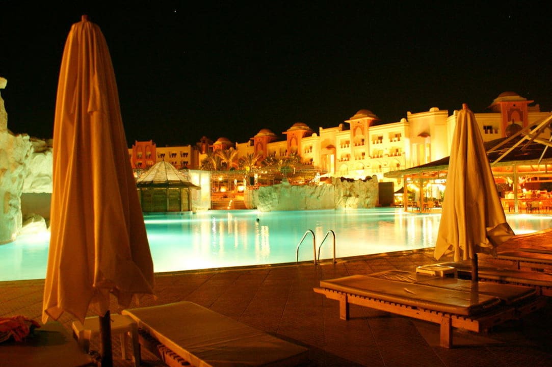 Basen główny nocą Serenity Alpha Beach