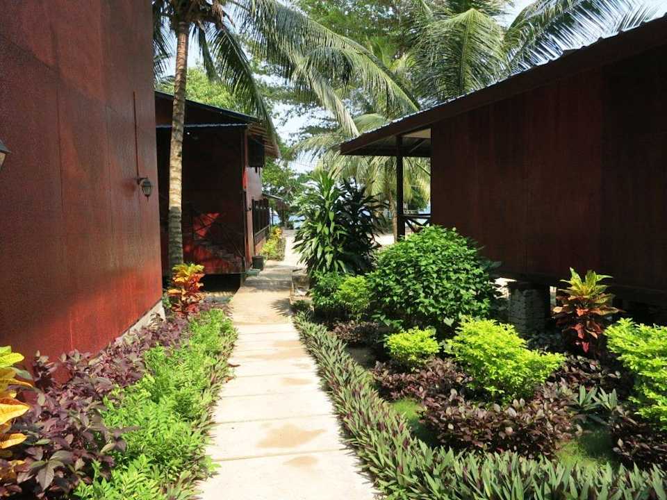 Weg vom Zimmer zum Restaurant Tenggol Island Beach Resort