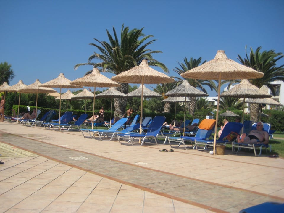 Leżaki na basenie Anissa Beach & Village