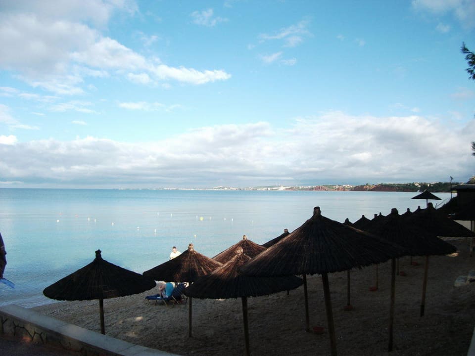 Strand mit Sonnenschirmen Hotel Portes Beach