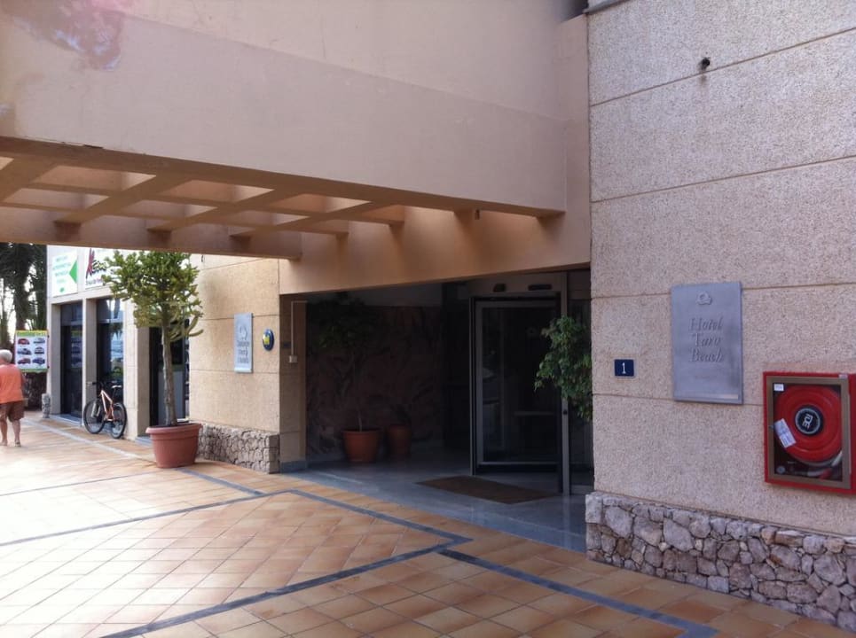 Eingang mit Schild SBH Hotel Taro Beach