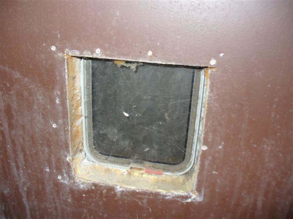 Katzenklappe in der Hintertür Apartments Stegelshof