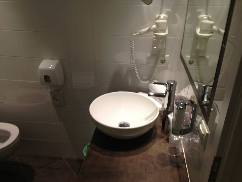 Bad - Glastüre zum Zimmer ist gewöhnungsbedürftig ArtHotel Anterleghes