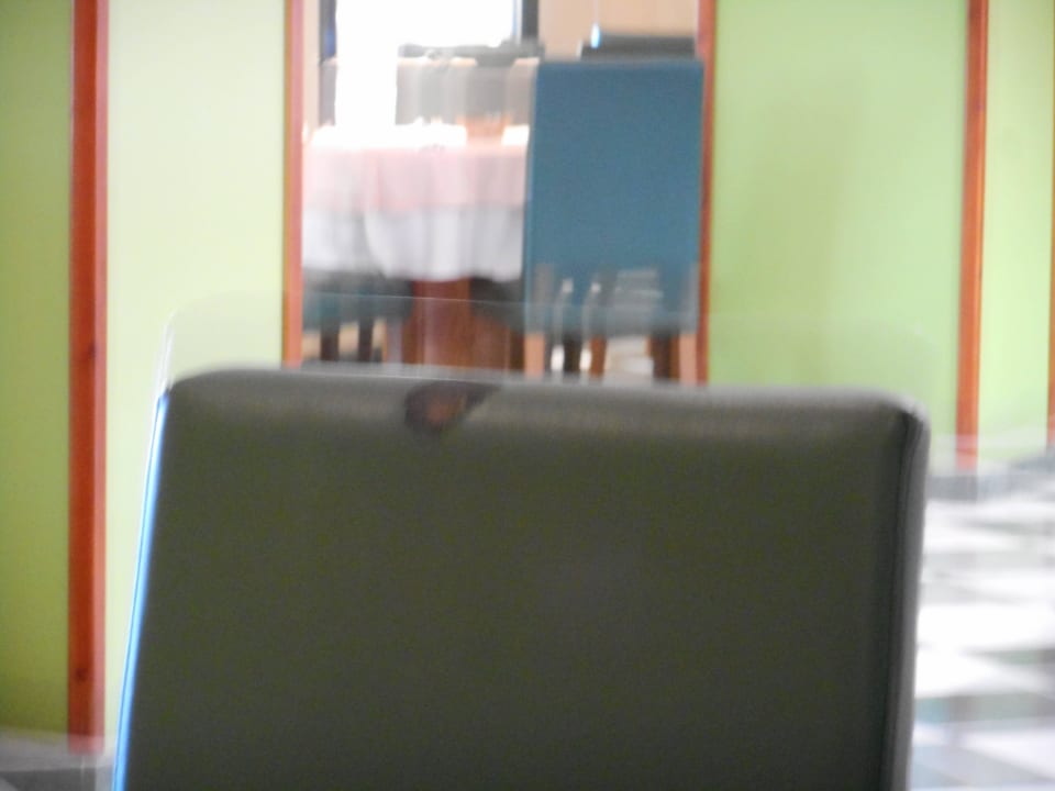 Vogelscheiße auf Stühlen im Restaurant Playamarina Hotel