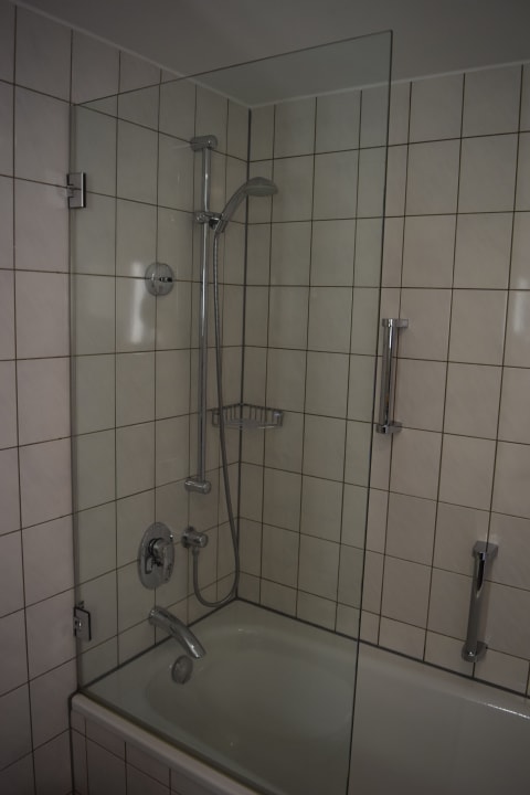 Badezimmer - Badewanne mit einfacher Dusche Dorint Hotel Bonn