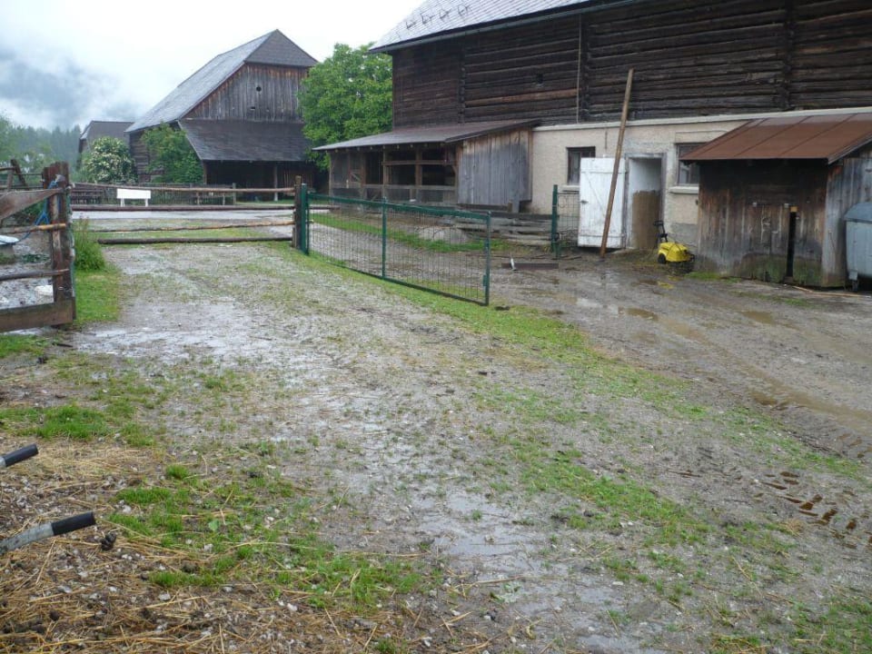 Blick vom Pferdestall zu der Scheune Hotel Pension Reisslerhof