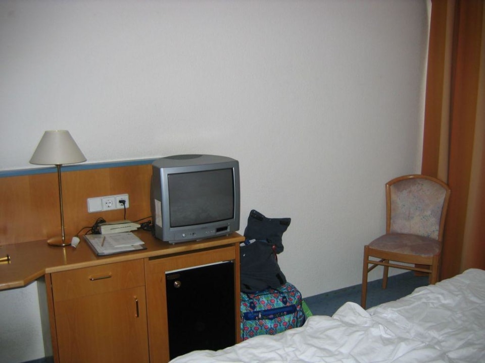 Blick auf den Fernseher vom Bett aus Businesshotel Berlin