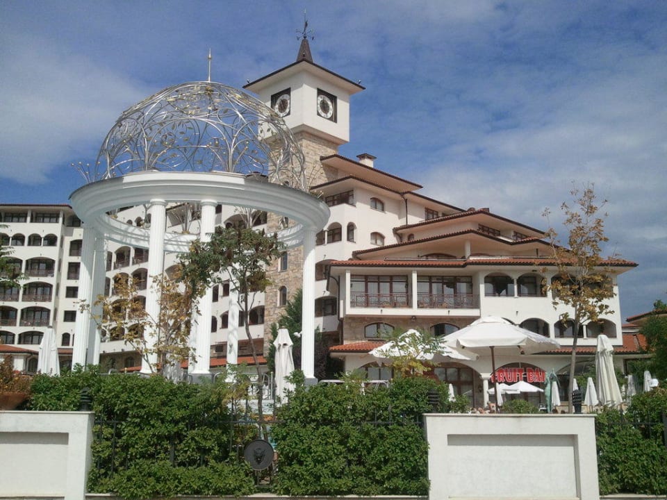 Hotel von der Promenade aus fotografiert Helena Sands