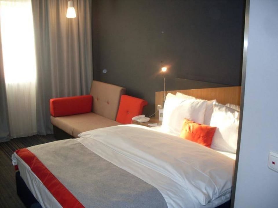 Queen-Size-Bett und Sofa Holiday Inn Express Frankfurt - Airport