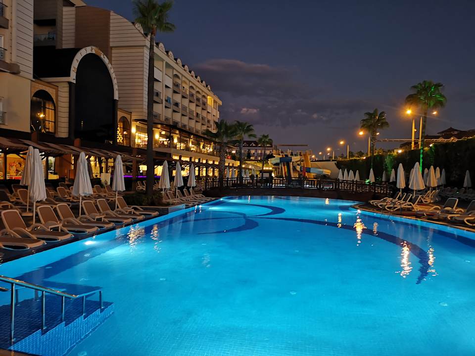 Pool Mary Hotel Side