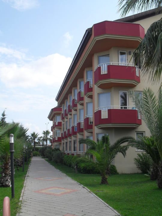 Weg zum Zimmer durch den Garten Hotel Orfeus Park