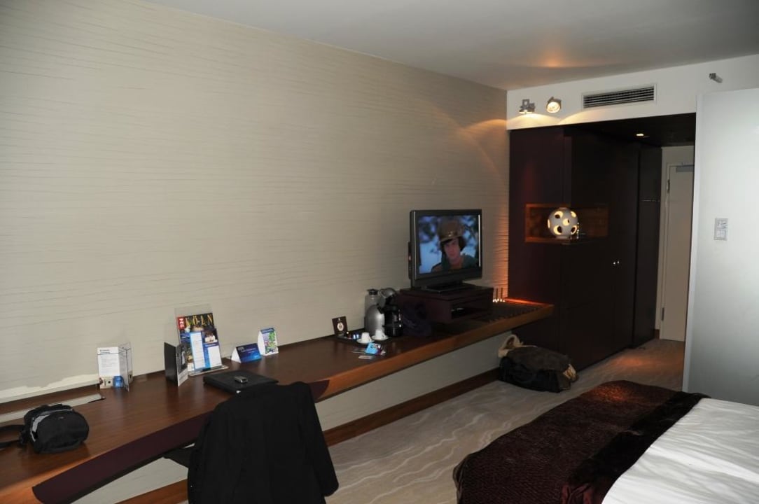 Ablagetisch mit Fernseh! Radisson Blu Hotel Köln