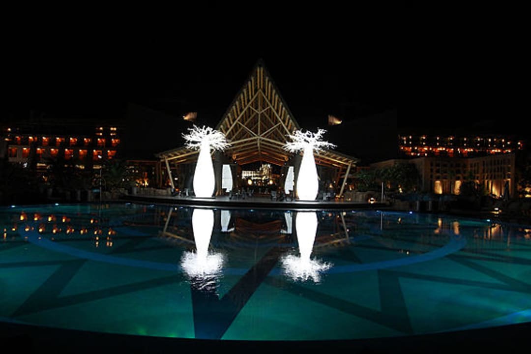 Blick auf die "Lodge Africa" bei Nacht Lopesan Baobab Resort